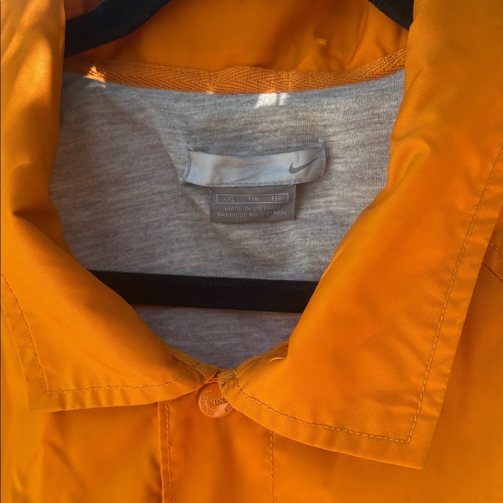 Nike Men’s Bright Orange Lightweight Windbreaker Jacket - Picture 5 of 7